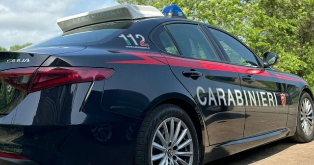 Legnano, donna di 35 anni trovata morta in casa con un coltello nella schiena. Il killer in fuga