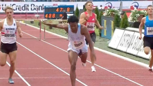 Chris Robinson gana los 400 metros vallas a pesar de correr con el pene al aire