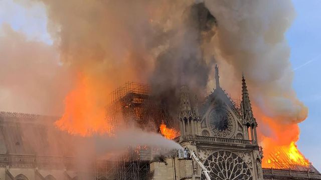 Peste o mie de experți i-au cerut lui Emmanuel Macron să nu grăbească restaurarea catedralei Notre-Dame din Paris