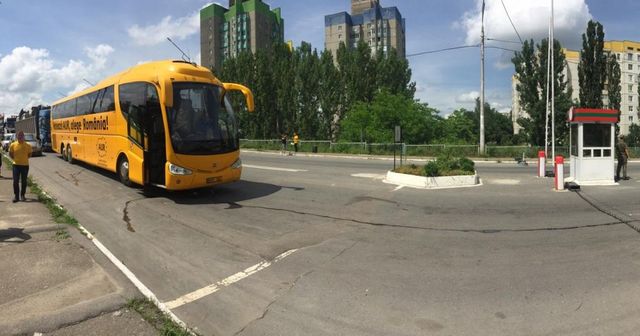 BREAKING. Transnistrenii au pus o bandă cu țepi anti-teroristă pentru a BLOCA trecerea autocarului AUR în Râbnița