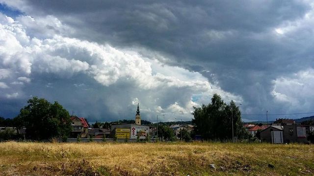 Na východě Česka hrozí v pondělí bouřky a přívalové srážky