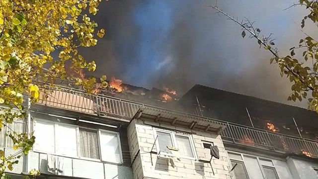 Incendiu devastator în Chișinău: Arde mansarda unui bloc - 11 autospeciale la fața locului
