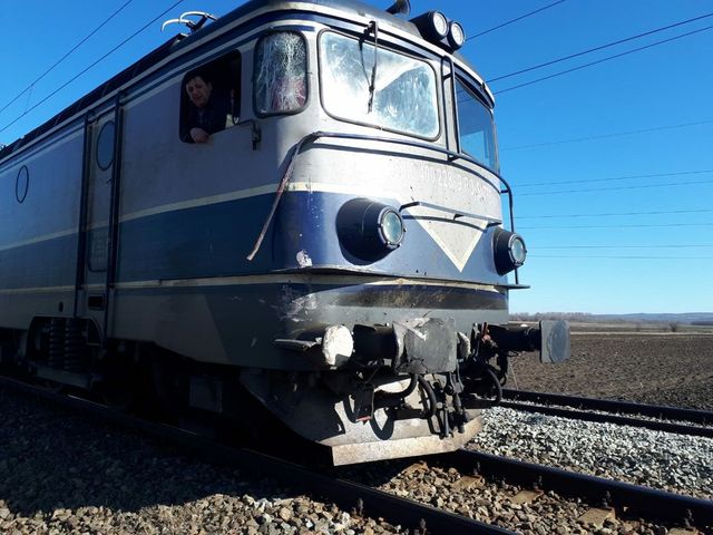 Un camion încărcat cu materiale de construcții a fost lovit de trenul Timișoara - Iași