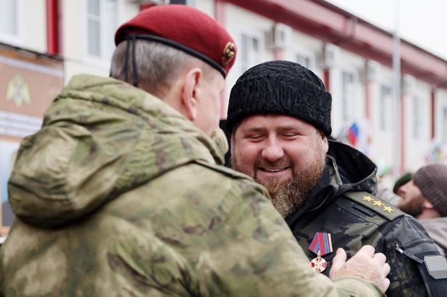 Kadyrovo posta un video del figlio che picchia un detenuto, 'sono fiero'