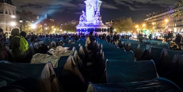 Migranti, shock in Francia per lo sgombero violento nel cuore di Parigi