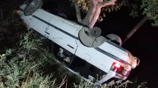 Un automobil a derapat de pe traseu și s-a tamponat într-un copac