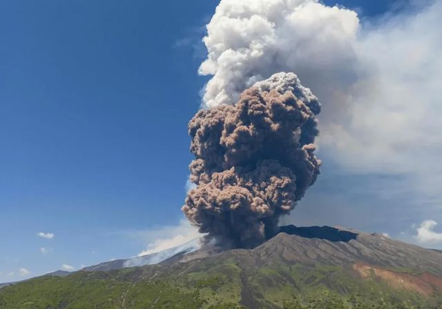 Los turistas salen corriendo tras una erupción del Etna que levanta una columna de humo de 5.000 metros