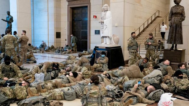 Imagini distopice din Congresul SUA: soldați care dorm pe jos și arme sprijinite de pereți în ziua când se votează demiterea lui Trump