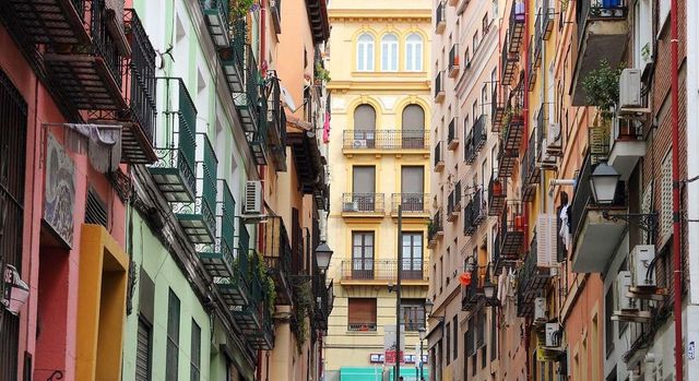 Vivienda acuerda con Airbnb la retirada de anuncios sin código y el envío mensual de datos desde agosto