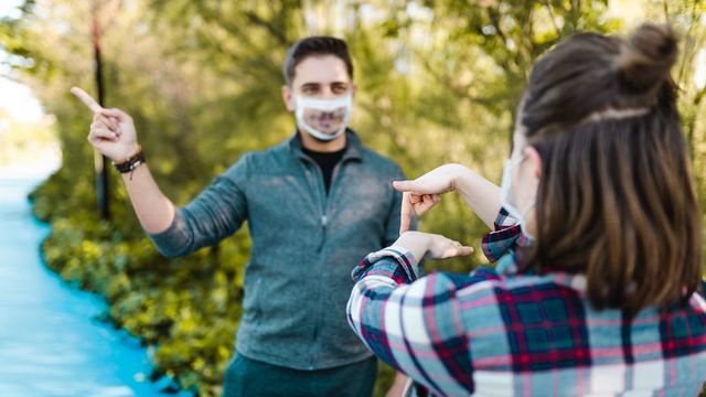 Franciaországban átlátszó maszkokat kapnak a tanárok, a kormány lerövidítené a karantén idejét