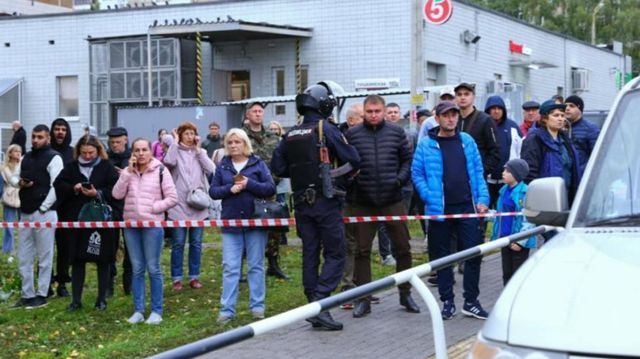Doi morți și patru răniți într-un atac armat într-o școală din Rusia; Alina a venit cu arma și a început să tragă în băieți