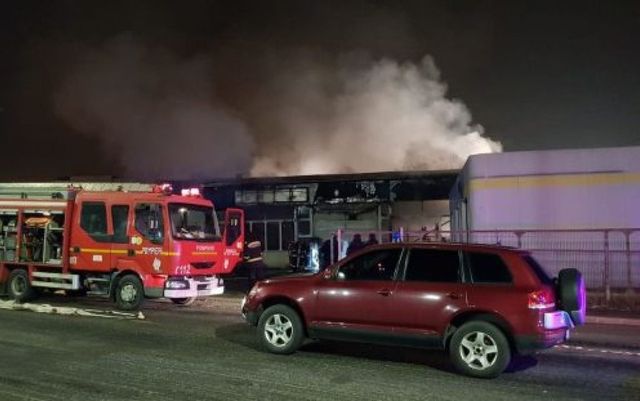 Șapte mașini au fost făcute scrum într-un incendiu izbucnit într-un service din Târgu Mureș