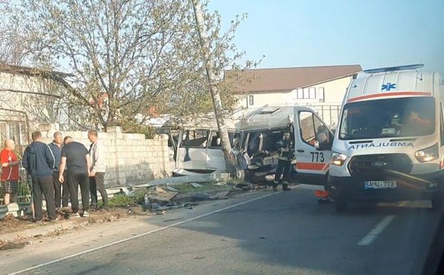 Grav accident la Măgdăcești. Un microbuz cu pasageri ar fi implicat