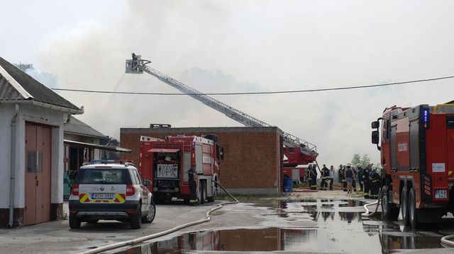 Fotókon ahogyan a tűzoltók küzdenek a lángokkal Hajdúböszörményben - Teljes terjedelmében ég egy faipari telephely