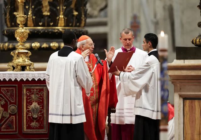 El decano de los cardenales pide en la misa previa al cónclave un Papa que «sepa despertar las conciencias de todos»