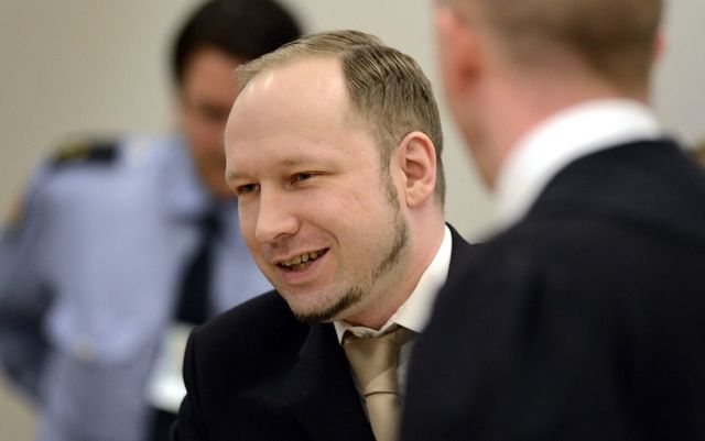 Ucigașul Anders Breivik dă în judecată Norvegia