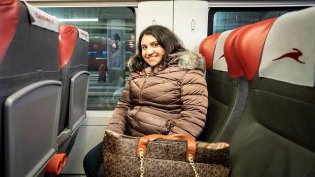 La “bidella pendolare” Giusy Giugliano non viaggia più da Napoli a Milano: ora lavora vicino a casa