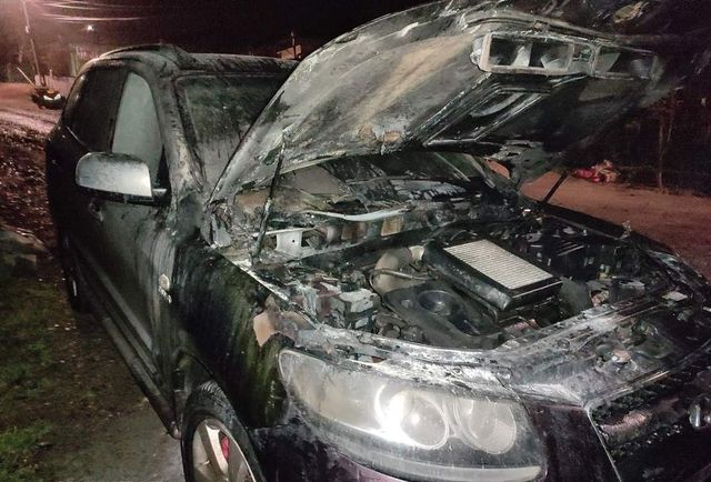 Un polițist din Botoșani și-a văzut mașina în flăcări, după ce a făcut dosar penal unui șofer prins băut la volan