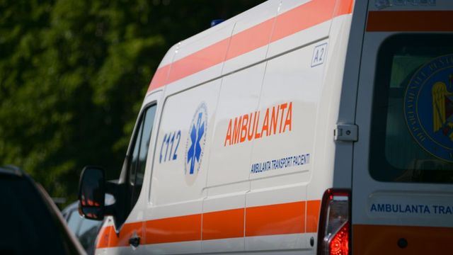O fată de 14 ani a căzut de la etajul al doilea al unei clădiri din Zalău