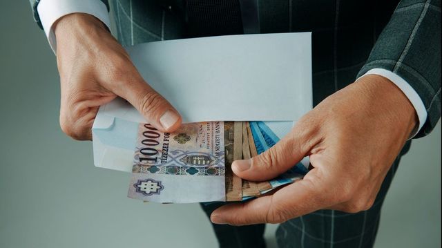 Továbbra is kitart a bérnövekedés, már 708 ezer forint a bruttó átlagkereset Magyarországon