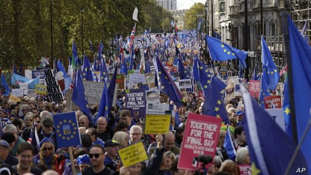 Zeci de mii de oameni au ieșit în stradă la Londra pentru a cere un nou referendum despre Brexit
