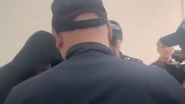 Suspectul omorului femeii din sectorul Ciocana, soția și fiul său - plasați în arest pentru 30 de zile. Declarațiile individului
