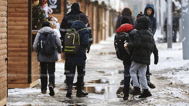 Elevii din Chișinău și alte localități afectate de ninsori, ar putea sta mâine, 27 noiembrie, acasă