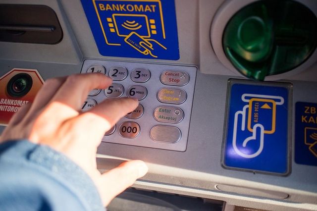 Hoții au aruncat în aer un bancomat în Sinaia