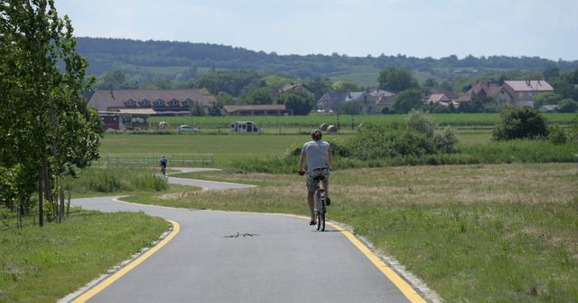 Újabb szakasszal Velencéig bővült a Budapest-Balaton kerékpárút