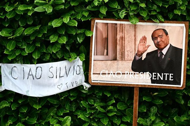 Come funzionerà il lutto nazionale per Silvio Berlusconi e perché proclamarlo è una scelta politica