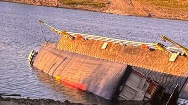 Un bac s-a scufundat pe Dunăre cu un camion cu floarea-soarelui