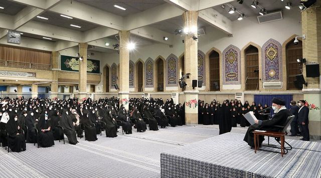 Iran: Khamenei, ci vogliono più donne in politica
