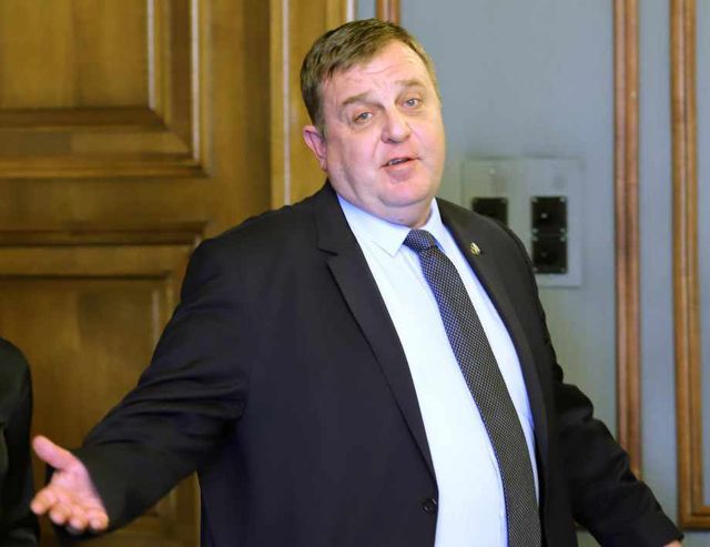 Kaракачанов заподозря, че търговска верига си прави реклама на негов гръб