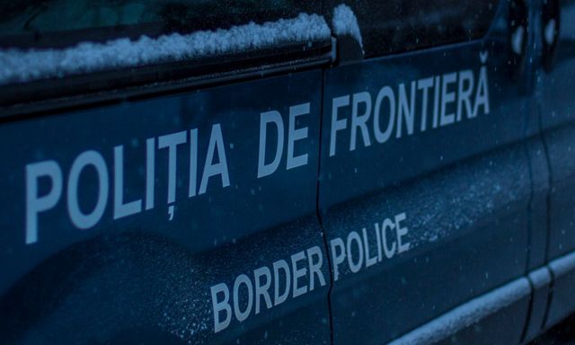 Alertă la Punctul de Trecere a Frontierei Otaci. O mașină din Ucraina a intrat forțat în Republica Moldova, iar șoferul es