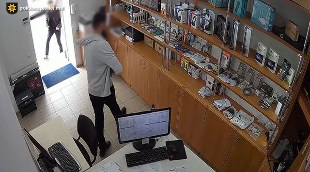 Un bărbat de 33 ani, locuitor al capitalei, a fost reținut pentru furtul a doua telefoane