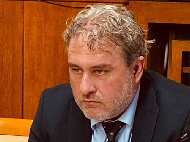 Глобиха Боил Банов, че пуши на работното място