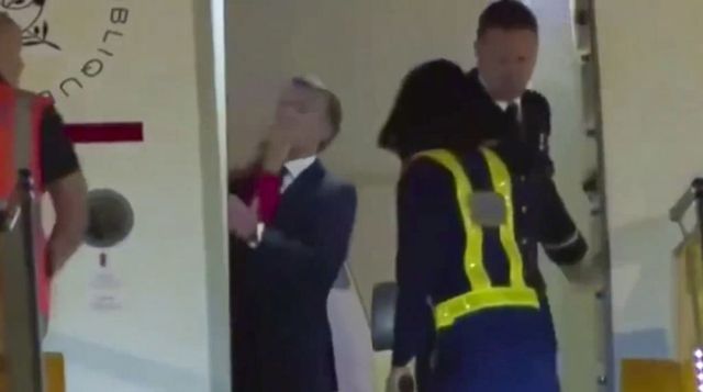 Emmanuel Macron a fost pălmuit peste gură de soție, în timp de ieșeau din avion