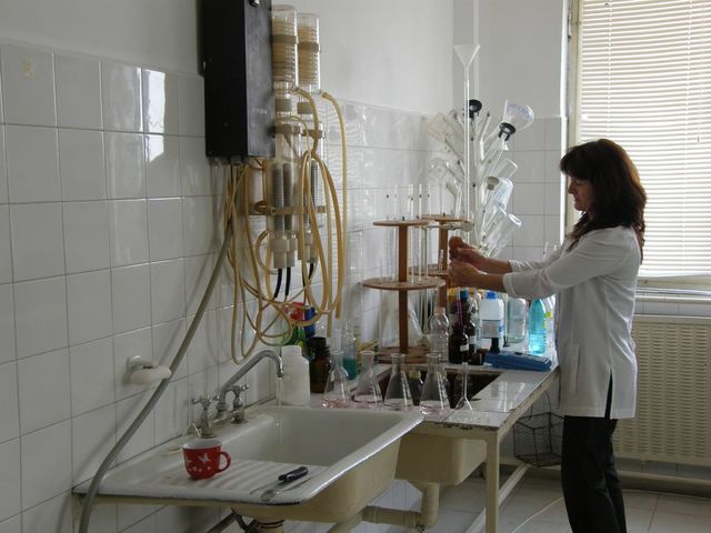 Patru persoane au ajuns la spital diupă ce s-au intoxicat cu acid sufluric într-un liceu