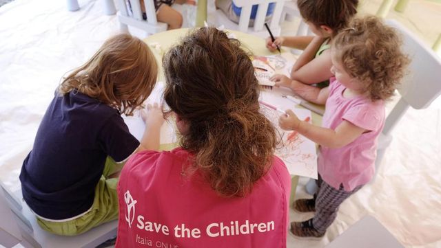 Allarme di Save The Children: infanzia negata a un bimbo su tre