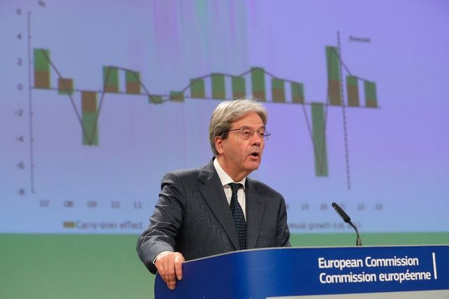 Rekord inflációval, lassabb növekedéssel számolnak Brüsszelben