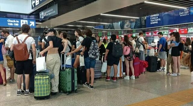 Turisti italiani bloccati a Palma di Maiorca per il maltempo, hotel pieni e aerei indisponibili fino al 31 agosto
