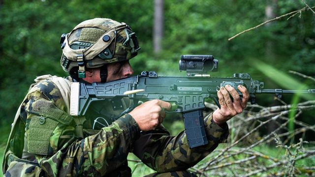 Obrana uzavřela smlouvu s Českou zbrojovkou na pušky, granátomety a pistole až za 4,26 miliardy korun