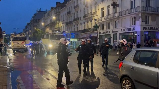 Sute de persoane, arestate în revoltele din Franța