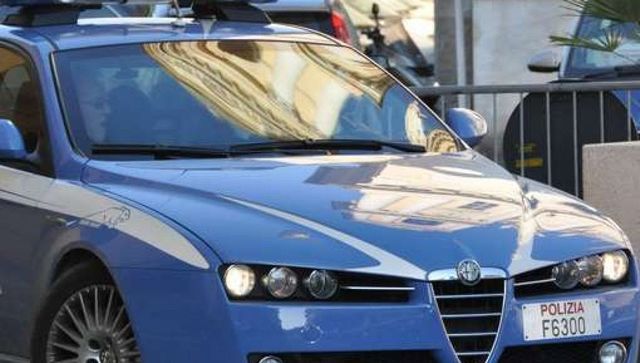 Aggredisce passanti e agenti con un coltello a Milano, sparatoria in strada: morto 45enne