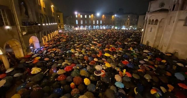 Sardine in piazza a Modena, settemila contro Salvini