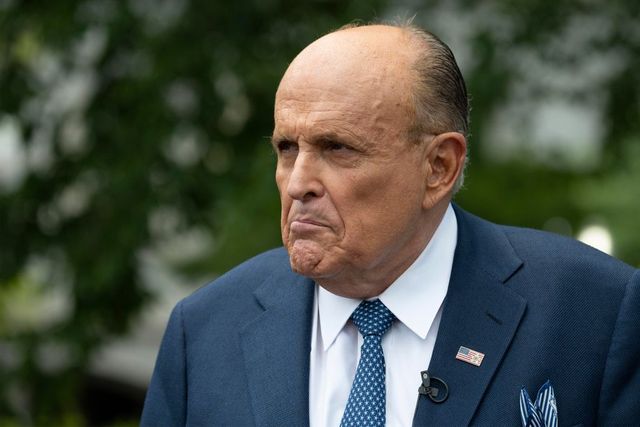 Usa, Rudy Giuliani si costituisce in Georgia: incriminato con Trump