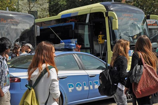 A Como violentata 13enne, 2 fermati