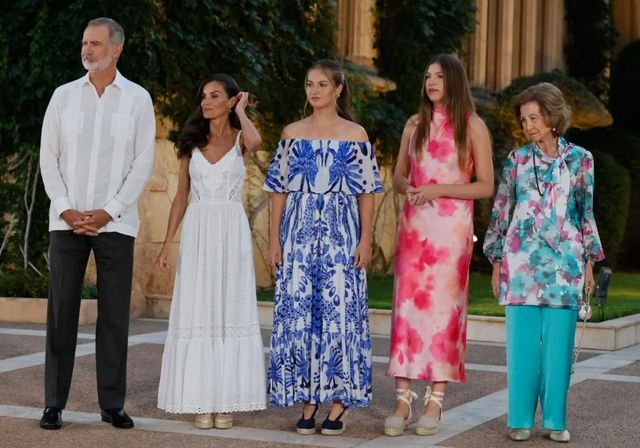 Los Reyes dan su tradicional recepción veraniega a la sociedad balear