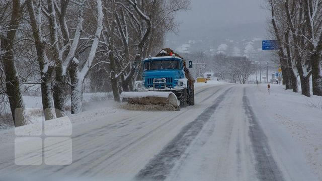 Из-за снегопадов заблокированы дороги на юге и в центре страны