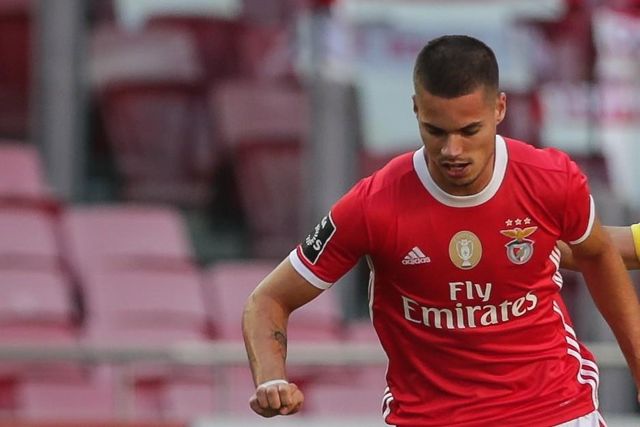 Gli ultrà assaltano il pullman del Benfica, feriti due calciatori
